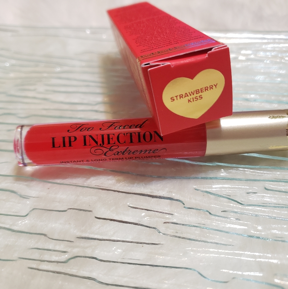 Too Faced Lip Injection Extreme Strawberry kiss
